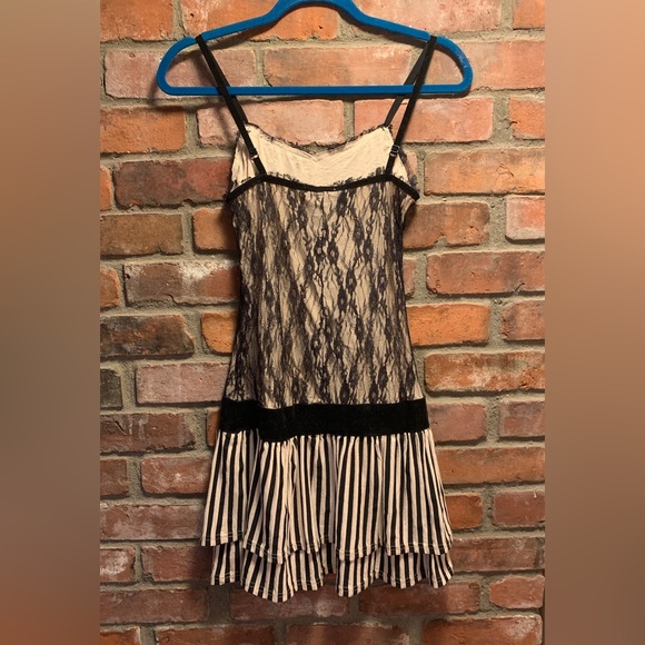 Dress with lace details Too Fast Cirque Couture - Picture 2 of 4